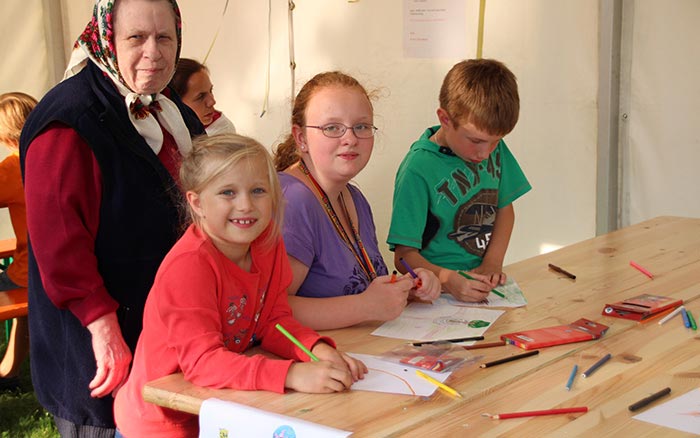 Kinder spielen Wohnpark an den Weiden